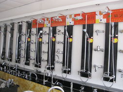 探访亚红洁具批发 龙头花洒与水槽实景，解析金华卫浴洁具产品分类